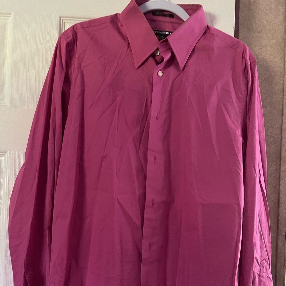 Men’s dress shirt. Size medium shirt is nice condition.